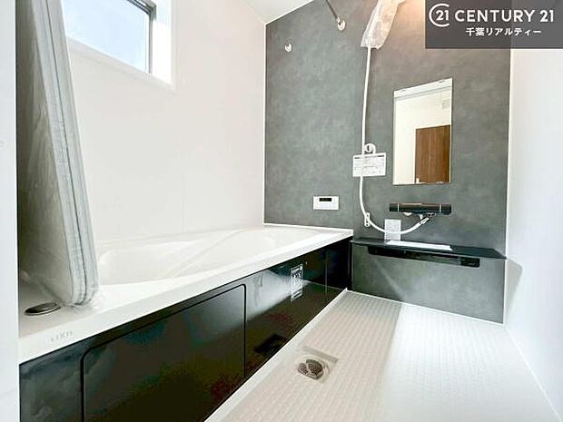 広々バスで一日の疲れをリフレッシュ。足が伸ばせるので、浴槽にもゆったりと浸かれますね！毎日のバスタイムが楽しみになります。