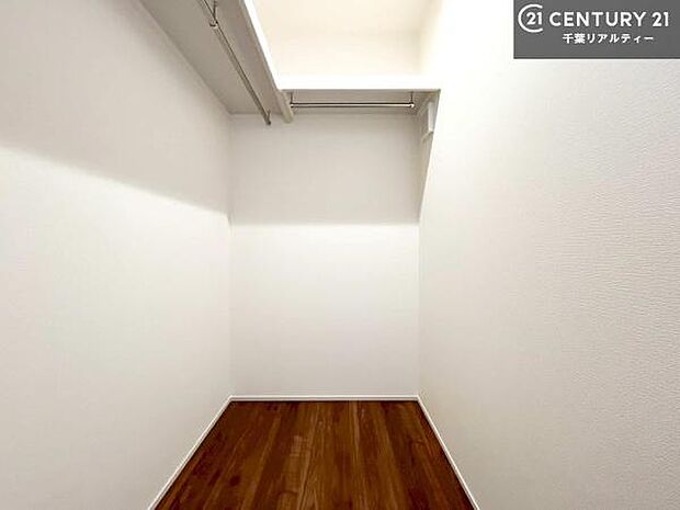 ウォークインクローゼット付きです。たくさんのお洋服などを収納しておけそうですね！他にも扇風機や加湿器など季節物の大きな家電も収納できます！