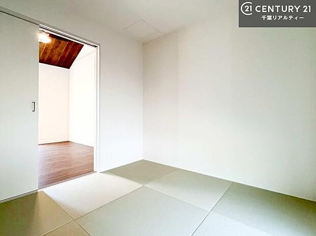 リビングと隣接している和室です!客間としてはもちろん、家事の休憩スペースとして使用するのもいいですね!