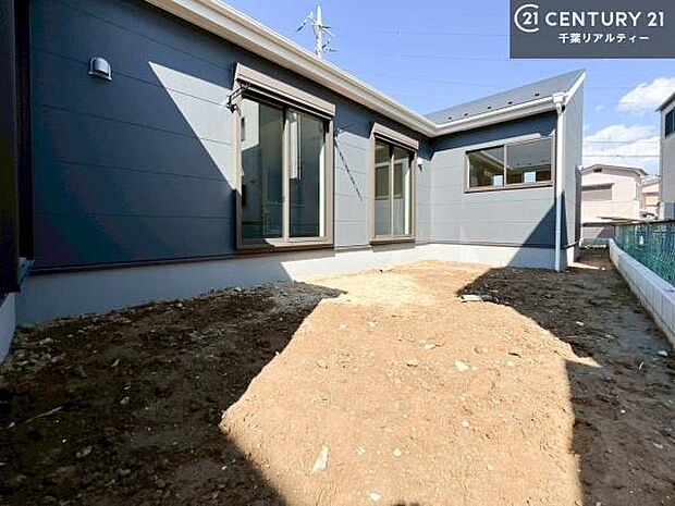 陽当たり良好なお庭です！晴れた日には青い空を見渡せる開放的な時間を楽しめます。ガーデニングや家庭菜園も楽しめます！