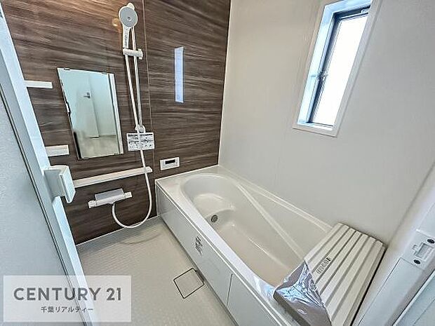 【同仕様】広々バスで一日の疲れをリフレッシュ。足が伸ばせるので、浴槽にもゆったりと浸かれますね！毎日のバスタイムが楽しみになります。