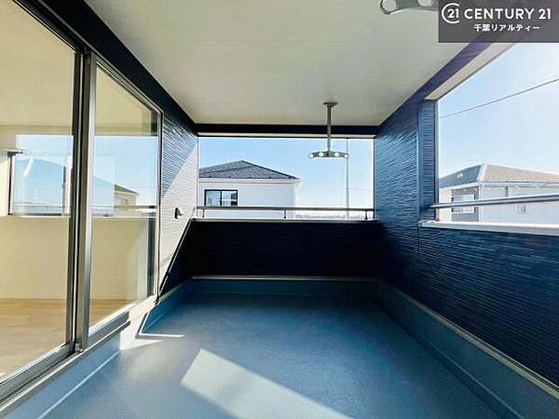 【同仕様】陽当たり良好なバルコニーです！晴れた日には青い空を見渡せる開放的な時間を楽しめます。