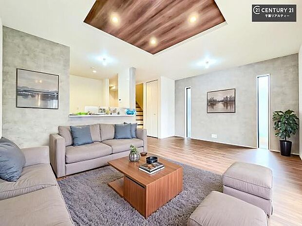 家具はCGパースです。心地良いリビングは家族が自然と集まります。家族団欒の時間が増えそうです。ご家族と、より一層充実した時間を過ごせそうですね。