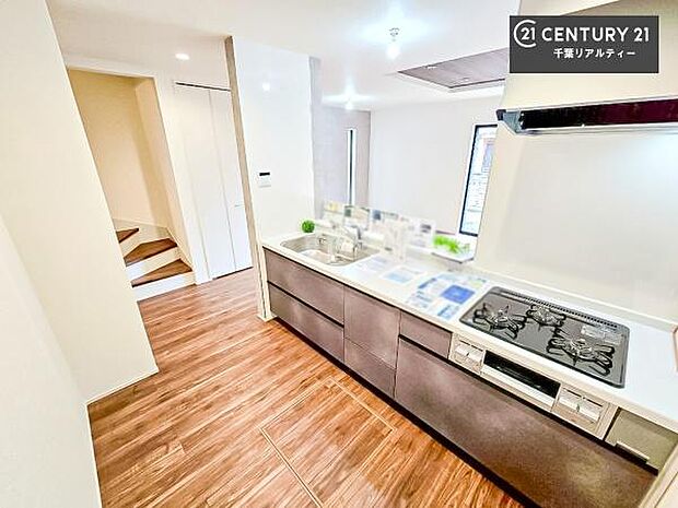 大人気の対面式システムキッチンを採用しています!ご家族のコミュニケーションが自然と増える設計です。お子様にも目が届くので嬉しいですね!広々使えて快適で作業が進みます。