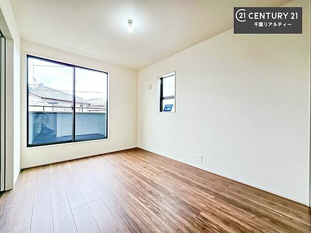 バルコニーへ面した洋室なので天気のいい日はバルコニーへ出てリフレッシュするのもいいですね!充実したプライベートタイムが送れる洋室!陽当たり、風通し良好です。