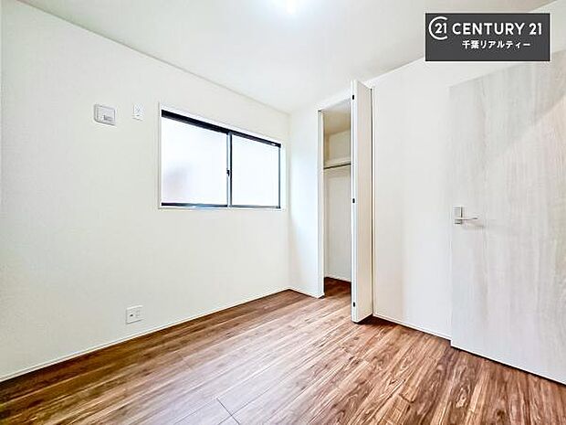 窓からたっぷり光が入り、風通しも良好なため、快適に過ごせる空間です。子ども部屋としても最適で、学習スペースや遊び場としても活用できます。