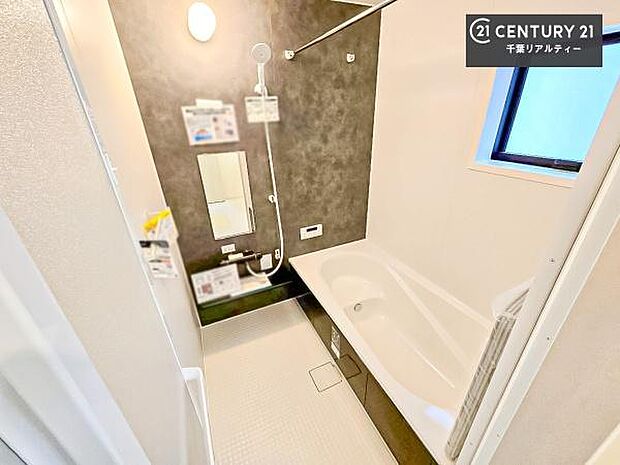 落ち着きある大人の雰囲気のバスルームは、味が出ていてバスタイムが充実!お仕事頑張っているご褒美にお好みの香りの入浴剤を入れて、楽しんでみてはいかがでしょうか?