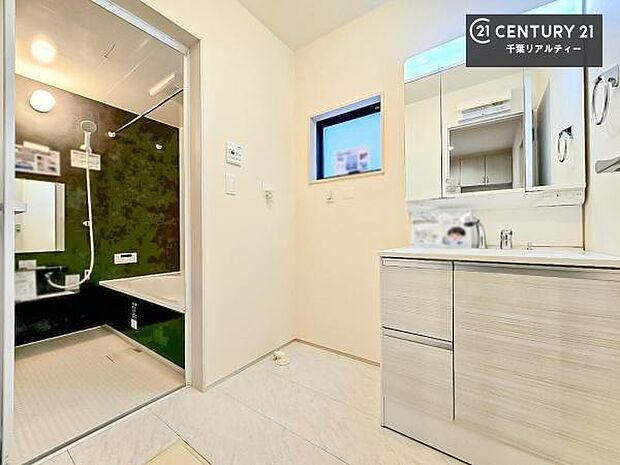 三面鏡仕様の洗面所は、身だしなみがしやすい造り!裏は収納になっています。ドライヤーやお化粧道具を片付けられるので洗面台周りをスッキリと見せることが出来ます!