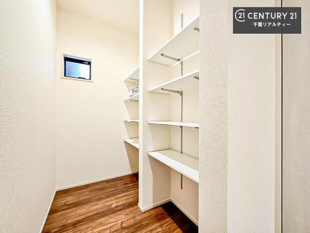 住空間をすっきり使うためには必須ポイントの収納スペースですよね。是非現地でご確認ください!