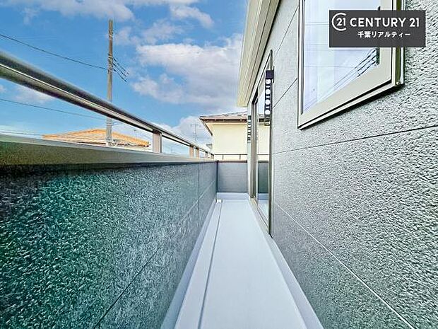 陽当たりの良いバルコニーで、お洗濯物もよく乾きそうですね!お天気の良い日にはバルコニーへ出てリフレッシュするのも気持ちよさそうです。