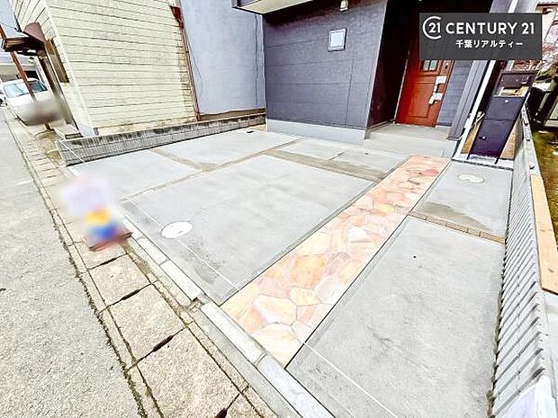 駐車スペースは3台分あります(車種による)!セカンドカーはもちろん、バイクや自転車なども置き場所に困りません。