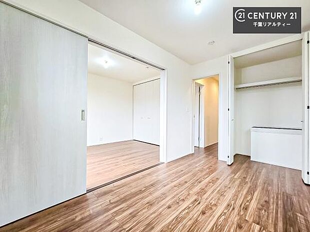 収納スペースがついています!居室をスッキリ整頓する事ができますね。家具を選ばないシンプルなデザインの為、家具を選ばずお気に入りの空間作りができそうですね。