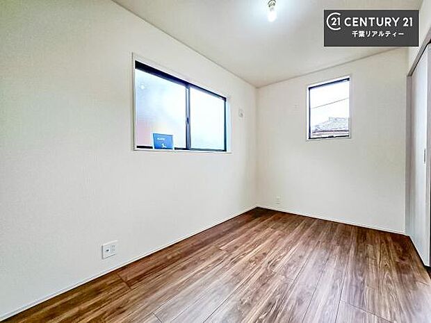 2面採光を確保した明るい室内は、風通しも良く、明るく大変居心地の良い空間となっております。リラックスして過ごせる心地の良いお部屋です!朝の目覚めがスッキリしますね。