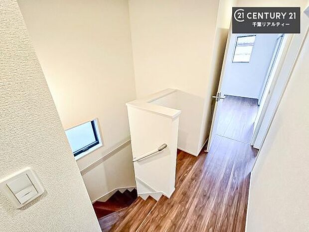 階段は明るく手摺りもついています!お子様やご年配の方も安心してご利用頂けますね!