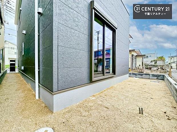 陽当たり良好なお庭です!晴れた日には青い空を見渡せる開放的な時間を楽しめます。ガーデニングや家庭菜園も楽しめます!