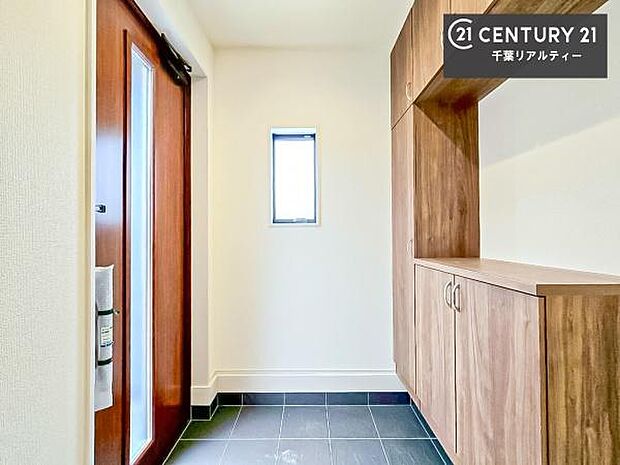 疲れて帰ってきても、ただいま!を言いたくなる、優しく迎え入れてくれる空間になっています。明るく温もり溢れる玄関です!