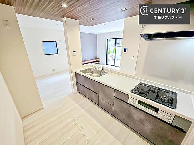 大人気の対面式システムキッチンを採用しています!ご家族のコミュニケーションが自然と増える設計です。お子様にも目が届くので嬉しいですね!広々使えて快適で作業が進みます。