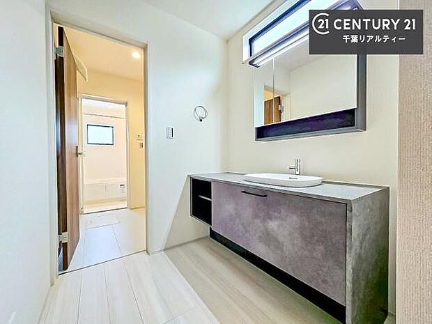 オープンタイプの洗面台は、おしゃれで溝がなくお手入れがしやすい魅力的な洗面台です!毎日の身支度が快適!