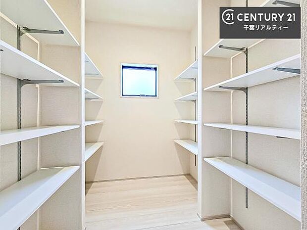 パントリー付き!お米や飲料水、食材のストックもスッキリ整頓することができます!是非現地でお確かめください。