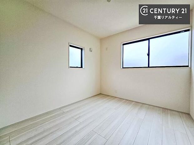 2面採光を確保した明るい室内は、風通しも良く、明るく大変居心地の良い空間となっております。リラックスして過ごせる心地の良いお部屋です!