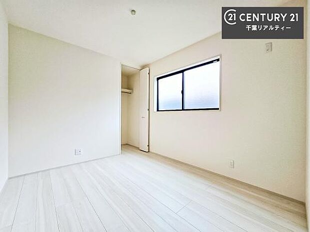 たっぷり日差しが差し込む洋室!温もりと明るさを兼ね備えた魅力的空間で、プライベート時間を有意義に過ごせます!