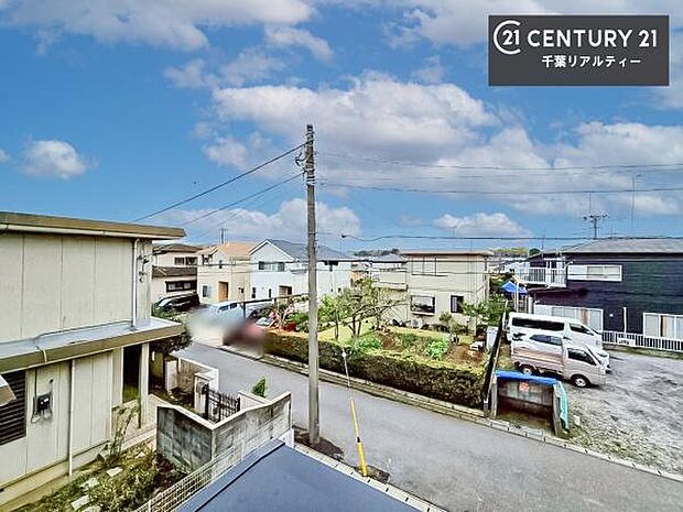 晴れた日には青い空を見渡せる開放的な時間を楽しめます。気持ちの良い風が通り抜ける街並みです!