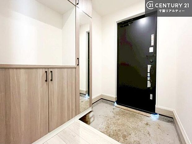 シューズボックス付き。玄関が片付きお掃除がしやすいです！スッキリした玄関で戸を開けた瞬間、清潔感のある心地いい空間が出迎えてくれます。