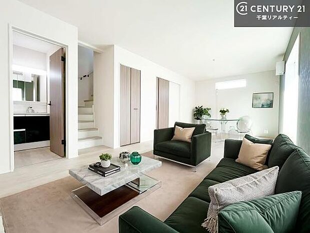 家具はCGパースです。開放感のある広々LDK！ソファーやダイニングテーブルを置いても窮屈にならないので快適に過ごせます！コミュニケーションが取りやすいリビングです！