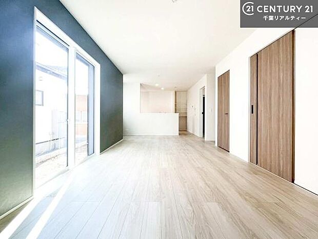 大きな窓からたっぷりの陽ざしが入る明るいリビング。開放感のあるリビングで家族団らんのくつろぎの時間を過ごせます！