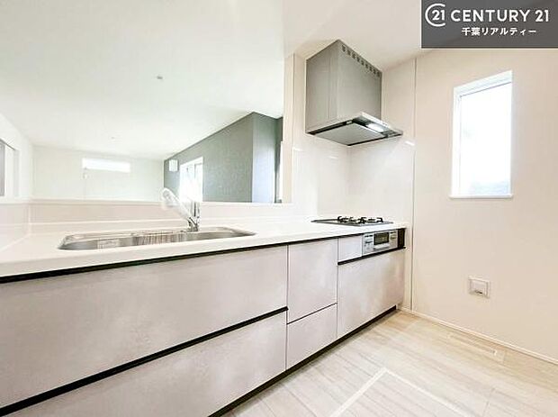 大人気の対面式システムキッチンを採用しています！ご家族のコミュニケーションが自然と増える設計です。お子様にも目が届くので嬉しいですね！広々使えて快適で作業が進みます。