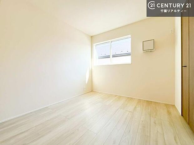 掃き出し窓がないお部屋は、お子様のお部屋としても安心です！収納スペースも充実しているので散らかったお部屋をサッと片付けられます！