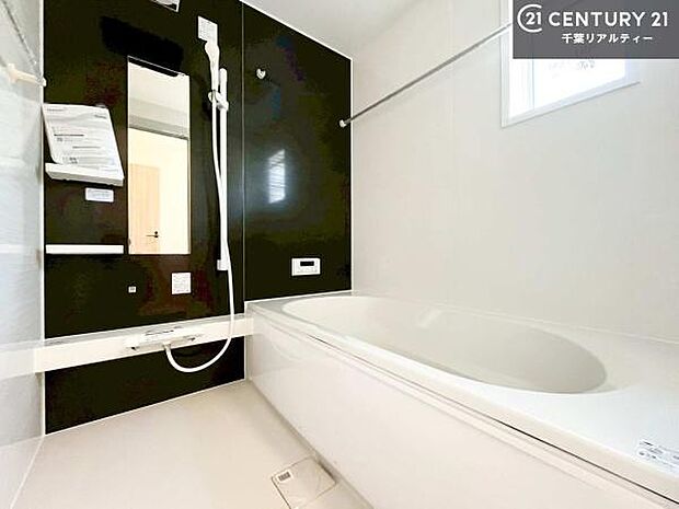 落ち着きある大人の雰囲気のバスルームは、味が出ていてバスタイムが充実！お仕事頑張っているご褒美にお好みの香りの入浴剤を入れて、楽しんでみてはいかがでしょうか？