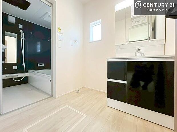 小窓付きの明るい洗面室です！湿気もすぐに入れ替えができて清潔に保つことができます！自然光が差し込むのでお化粧の仕上がりも良くなりますね！