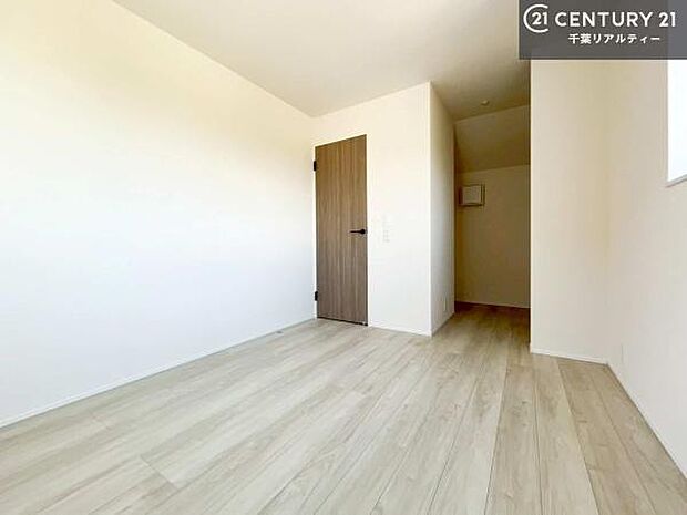 収納スペースがついています！居室をスッキリ整頓する事ができますね。家具を選ばないシンプルなデザインの為、家具を選ばずお気に入りの空間作りができそうですね。