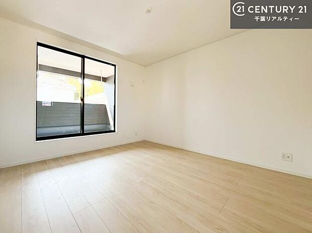 バルコニーに面した明るい寝室。心地よい陽光と風を感じられる開放的な空間で、毎日をゆったりとお過ごしいただけます。