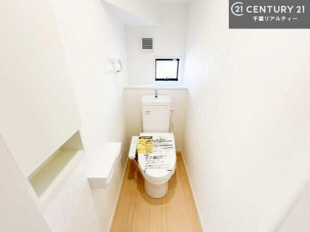 1・2階にトイレがございます!朝の忙しい時間帯も待たずにすみそうですね。白を基調とした清潔感のあるトイレでお手入れがしやすいです!