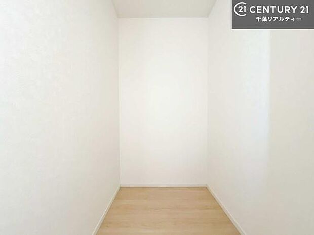 ウォークインクローゼット付きです。たくさんのお洋服などを収納しておけそうですね!他にも扇風機や加湿器など季節物の大きな家電も収納できます!