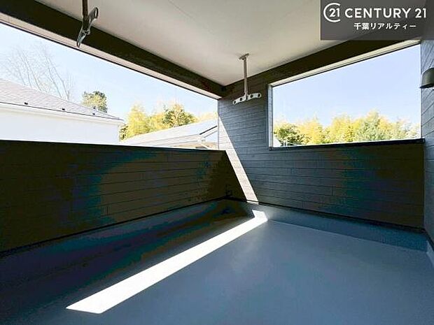 広々としているバルコニーです!お洗濯物を干すのはもちろん風に当たりながらくつろぎタイムが送れます!