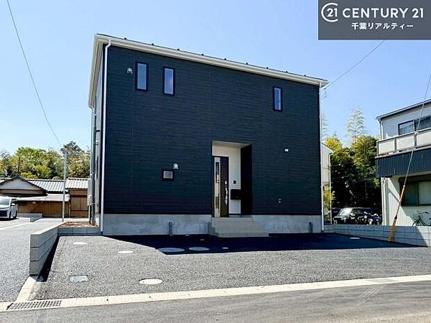 駐車スペースは3台分あります！セカンドカーはもちろん、バイクや自転車なども置き場所に困りません。