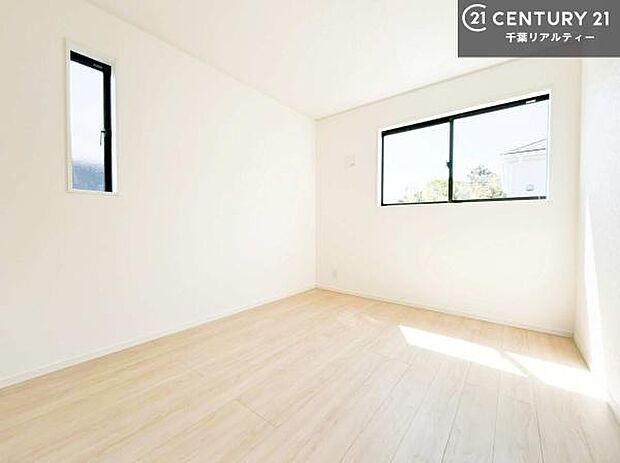 2面採光を確保した明るい室内は、風通しも良く、明るく大変居心地の良い空間となっております。リラックスして過ごせる心地の良いお部屋です!