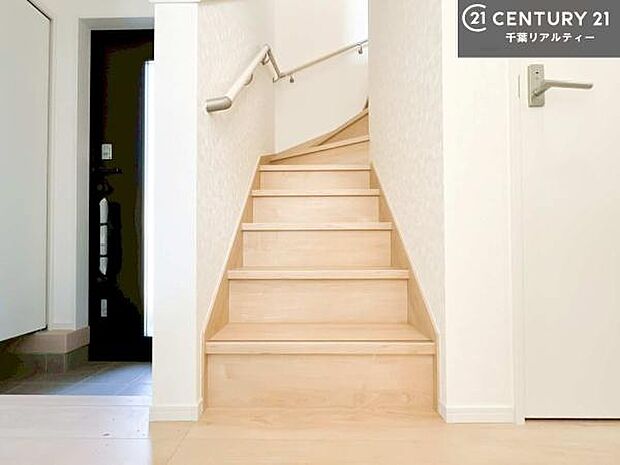 階段は明るく手摺りもついています!お子様やご年配の方も安心してご利用頂けますね!