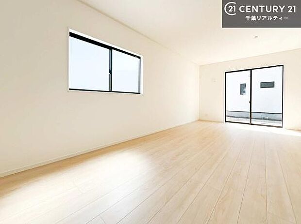 大きな窓からたっぷりの陽ざしが入る明るいリビング。開放感のあるリビングで家族団らんのくつろぎの時間を過ごせます！