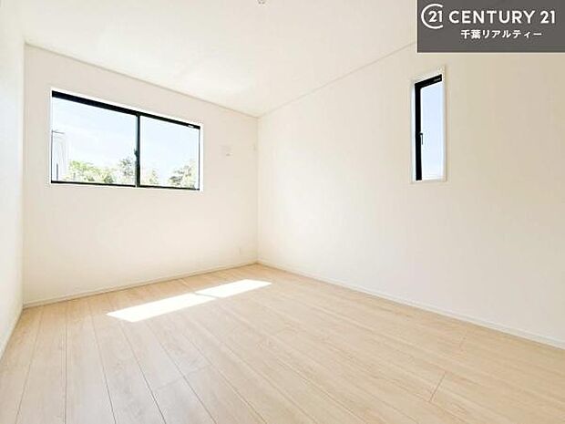 掃き出し窓がないお部屋は、お子様のお部屋としても安心です！収納スペースも充実しているので散らかったお部屋をサッと片付けられます！