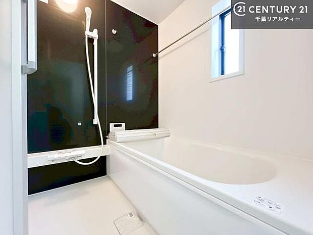 落ち着きある大人の雰囲気のバスルームは、味が出ていてバスタイムが充実!お仕事頑張っているご褒美にお好みの香りの入浴剤を入れて、楽しんでみてはいかがでしょうか?