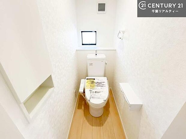 1・2階にトイレがございます！朝の忙しい時間帯も待たずにすみそうですね。白を基調とした清潔感のあるトイレでお手入れがしやすいです！