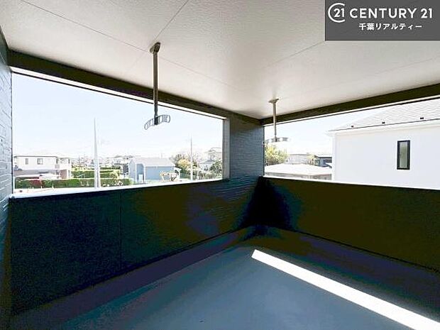 広々としているバルコニーです!お洗濯物を干すのはもちろん風に当たりながらくつろぎタイムが送れます!