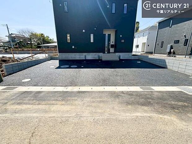 駐車スペースは3台分あります!セカンドカーはもちろん、バイクや自転車なども置き場所に困りません。