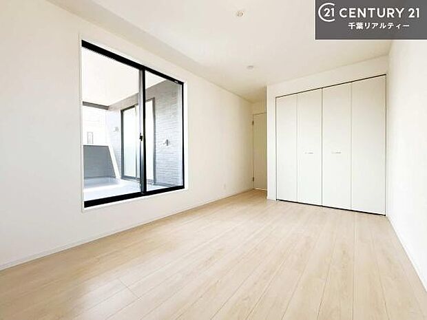 バルコニーに面している洋室です。明るく温もりがあり、換気もしっかりできます!