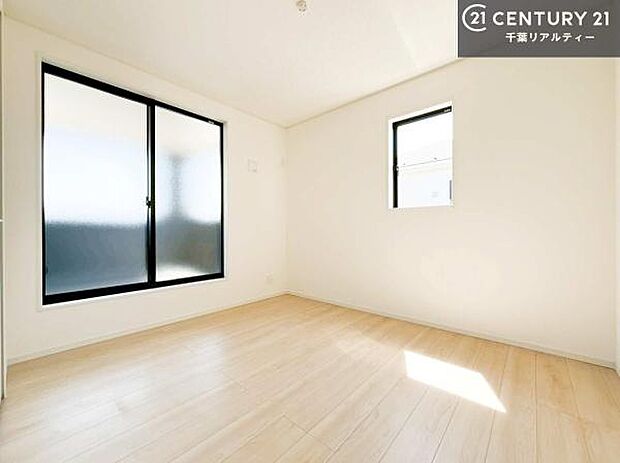 2面採光を確保した明るい室内は、風通しも良く、明るく大変居心地の良い空間となっております。リラックスして過ごせる心地の良いお部屋です！