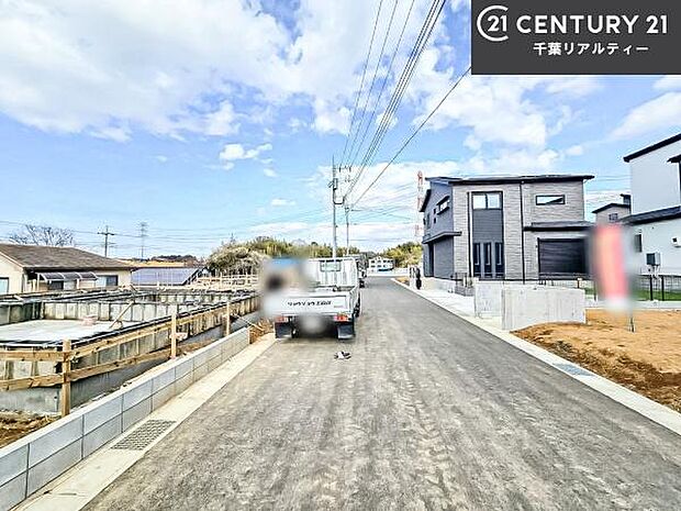 前面道路は6ｍ！陽当り良好な立地です。車庫入れが苦手な方も安心ですね。